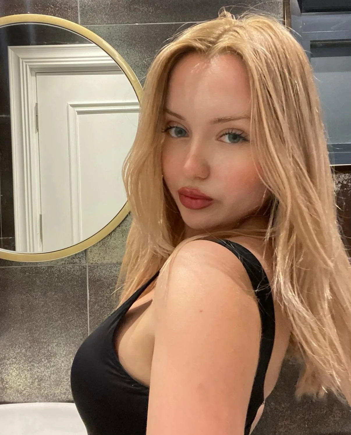 Eda - Ümraniye Escort